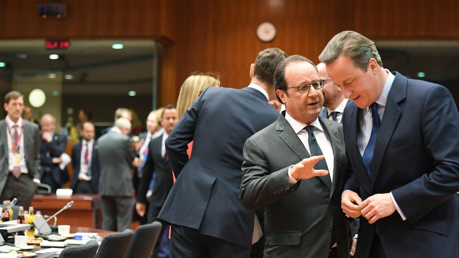 Britsk premir David Cameron s francouzskm prezidentem Francois Hollandem bhem summitu EU.