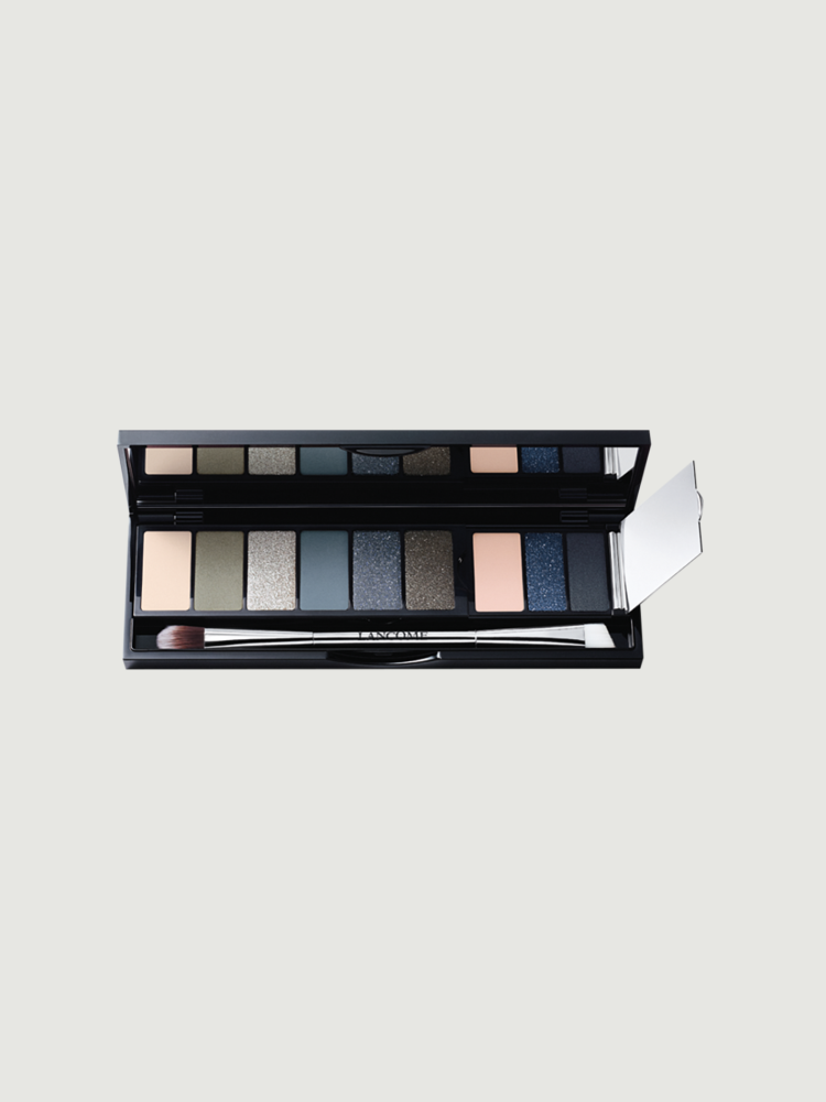 Podzimní kolekce líčení Lancôme. Podzimní kolekce líčení Lancôme vznikla ve spolupráci s módní značkou Sonia Rykiel. Pořiďte si paletku s originálním designem, která obsahuje oční stíny, podkladovou bázi a linky.
Cena 1450 Kč