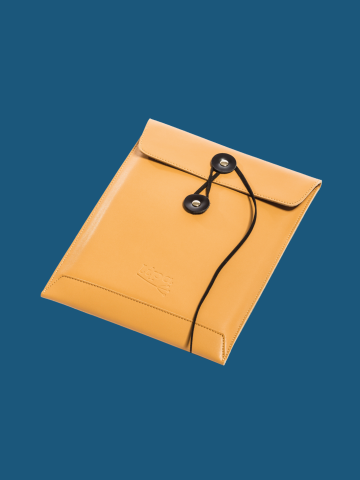 Kožený obal na tablet či malý notebook z recyklované kůže a s koženým vázáním pochází z kolekce značky LÍPA, která nabízí originální dárky a doplňky s českým původem.