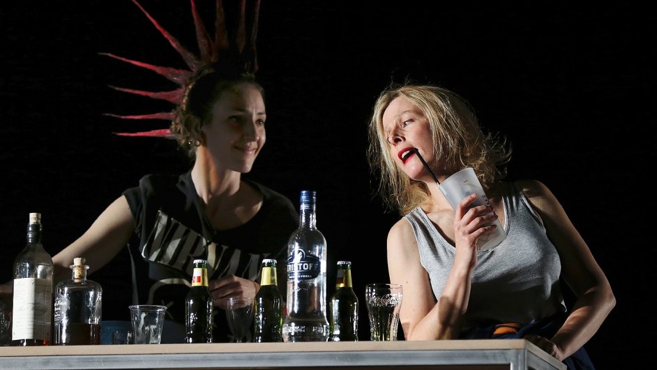 Na snmku z pask inscenace hry Petra Zelenky Vera je vpravo hereka Karin Viardov.