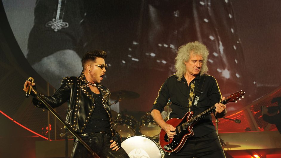 Na snmku z nedvn koncertn ry jsou zpvk Adam Lambert a kytarista Brian May.