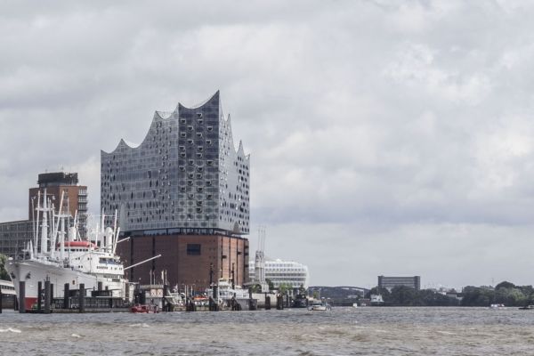 Klenot za 24 miliard. Labsk&aacute; filharmonie se klene na dohled od &scaron;pinav&eacute;ho hambursk&eacute;ho p�&iacute;stavu