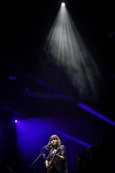 Snímek ze čtvrtečního koncertu Norah Jones na festivalu Colours of Ostrava.