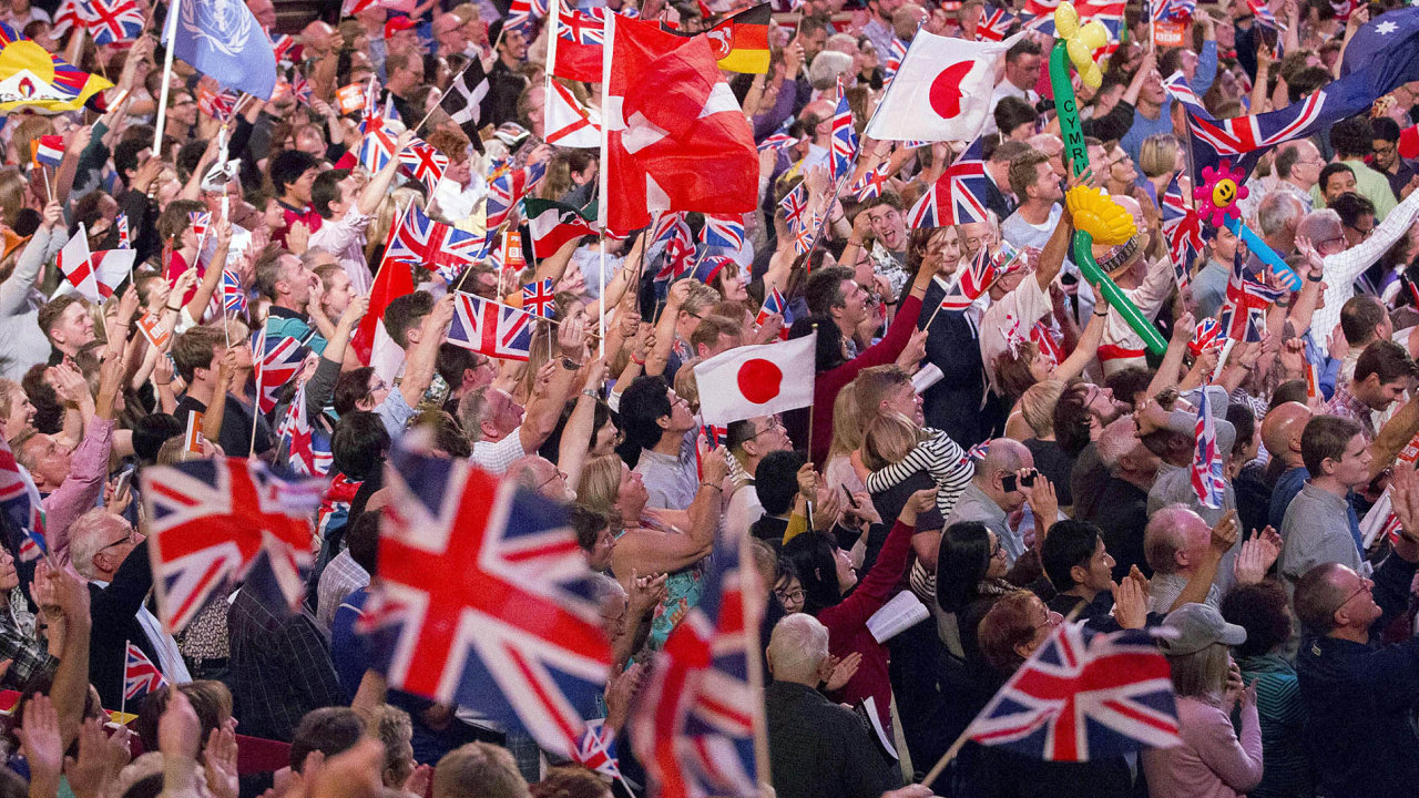 Na dva roky starm snmku z koncertu v londnsk Royal Albert Hall v rmci festivalu BBC Proms nvtvnci mvaj nejen britskmi vlajkami.