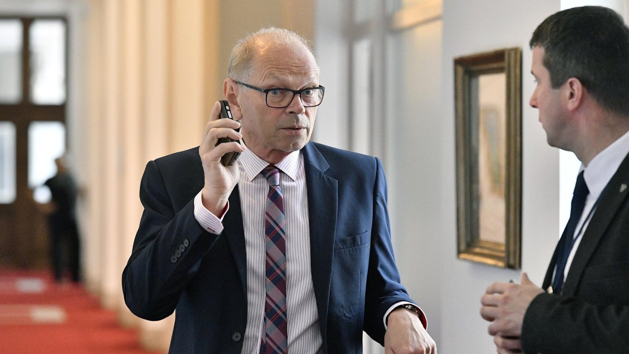 Nov ministr financ Ivan Piln telefonuje ped jednnm vldy
