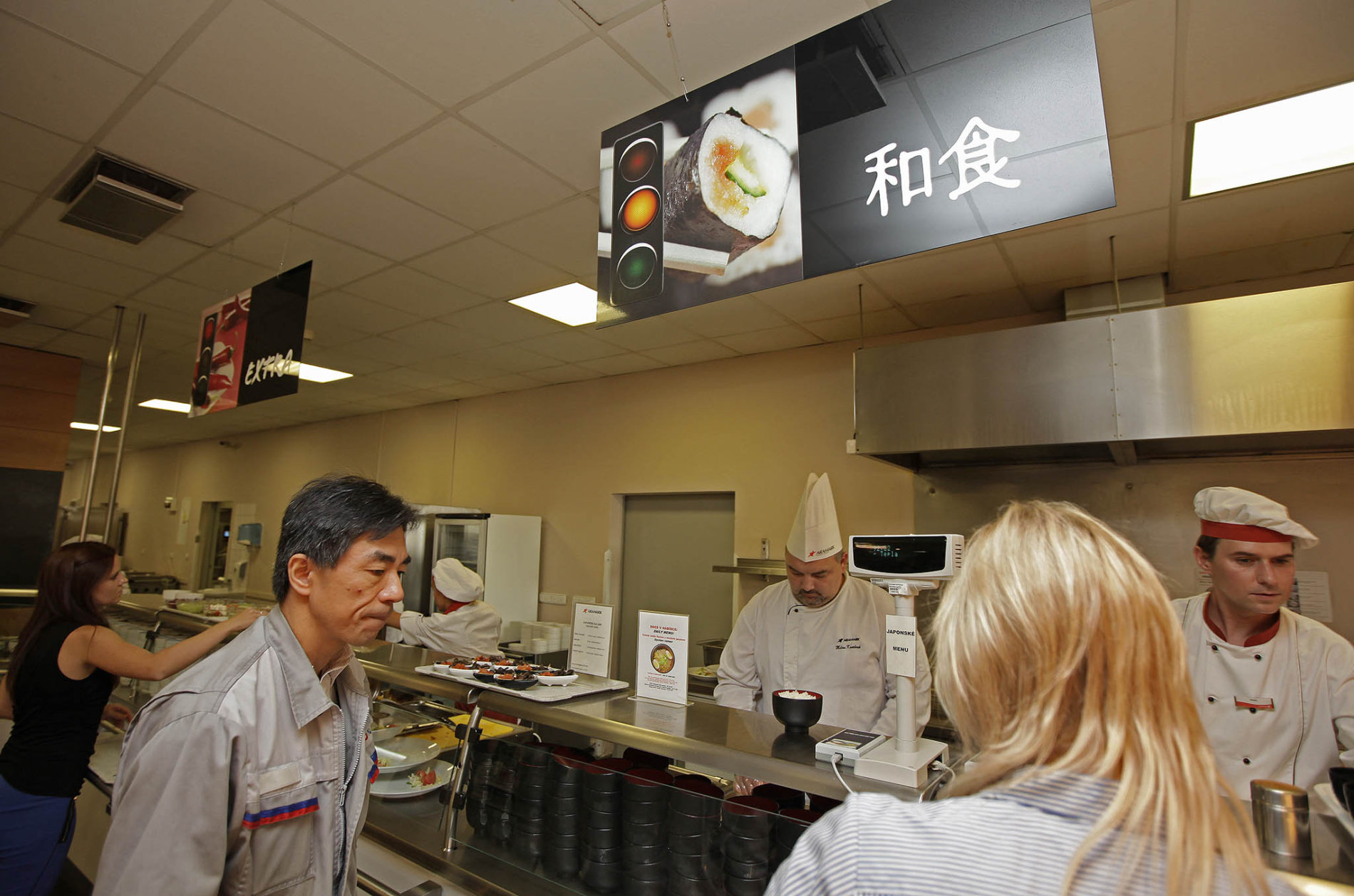 V kolínské automobilce TPCA je každou středu v nabídce japonské sushi. (Foto: HN – Libor Fojtík) jarvis_5984bc03498e27acf5e072b8.jpeg