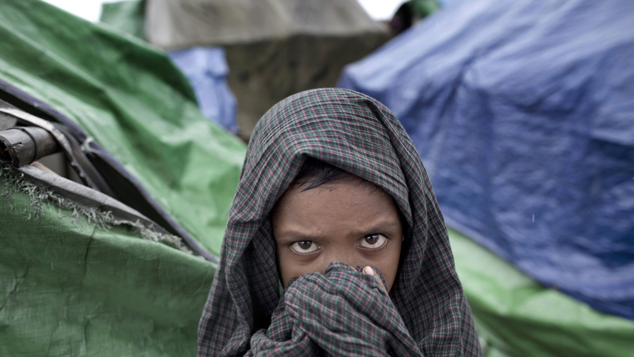 Krize v Barmě. Do Bangladéše prchají statisíce Rohingů.