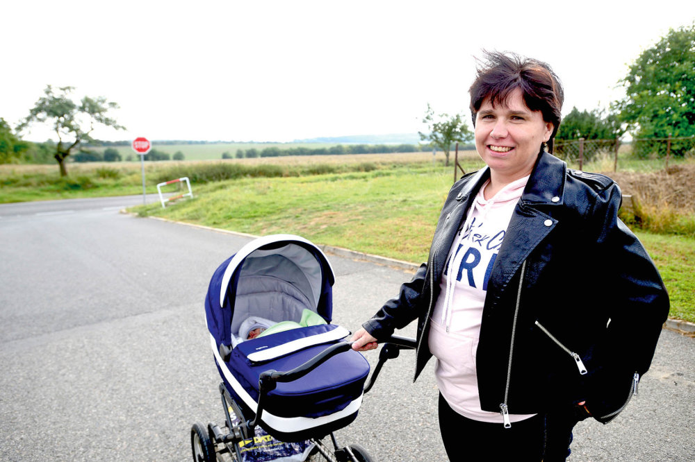 Místostarostka Drahelčic Petra Duraňová na místě, kde mělo stát obří koňské závodiště.