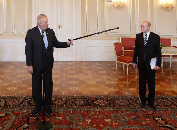 Lid&eacute; o kter&yacute;ch se mluv&iacute;, single fotografie: Robert Sedm&iacute;k, T&yacute;den / T&aacute;mhle je mikrof&oacute;n