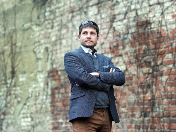 Politolog Nikola Schmidt chce pomoc&iacute; n&aacute;rodn&iacute; strategie za�&iacute;dit, aby �esko nez�stalo mimo vesm&iacute;rn&yacute; byznys a zapojilo se do ochrany planety.