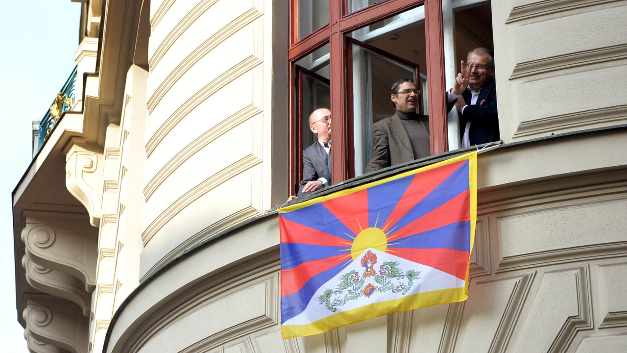 Tibetsk vlajka jako erven tek. Politick proklamace praskho magistrtu, mezi n pat vyven tibetsk vlajky, jsou pro nskou stranu pli.