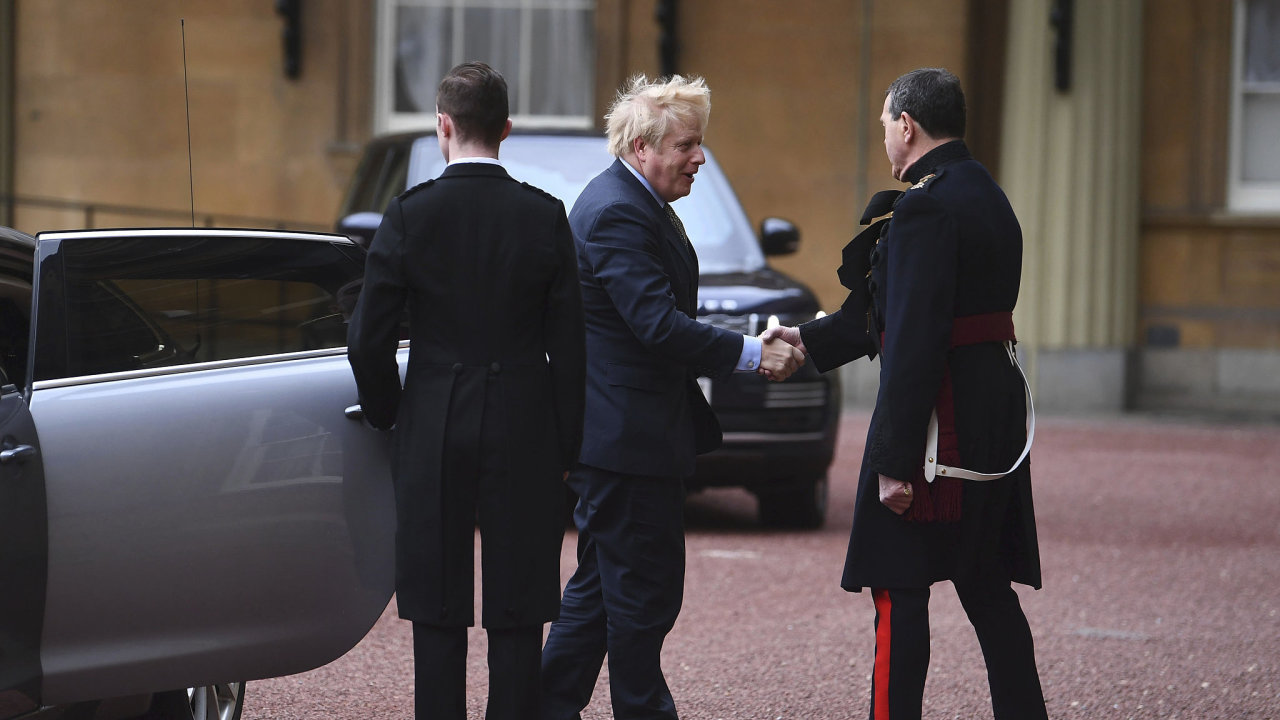 Boris Johnson přijíždí na páteční audienci u královny Alžběty.