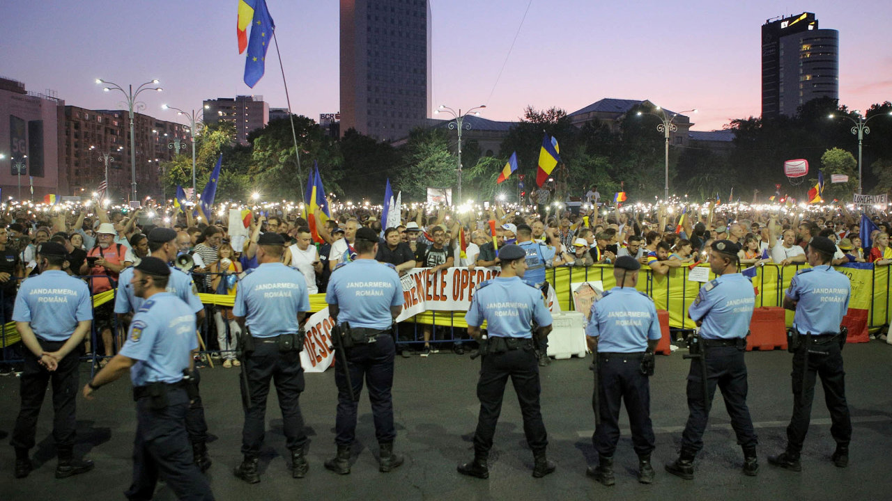 Rumunsk protesty: Proti vld veden socilnmi demokraty demonstrovaly loni vlt destky tisc lid pocel zemi.
