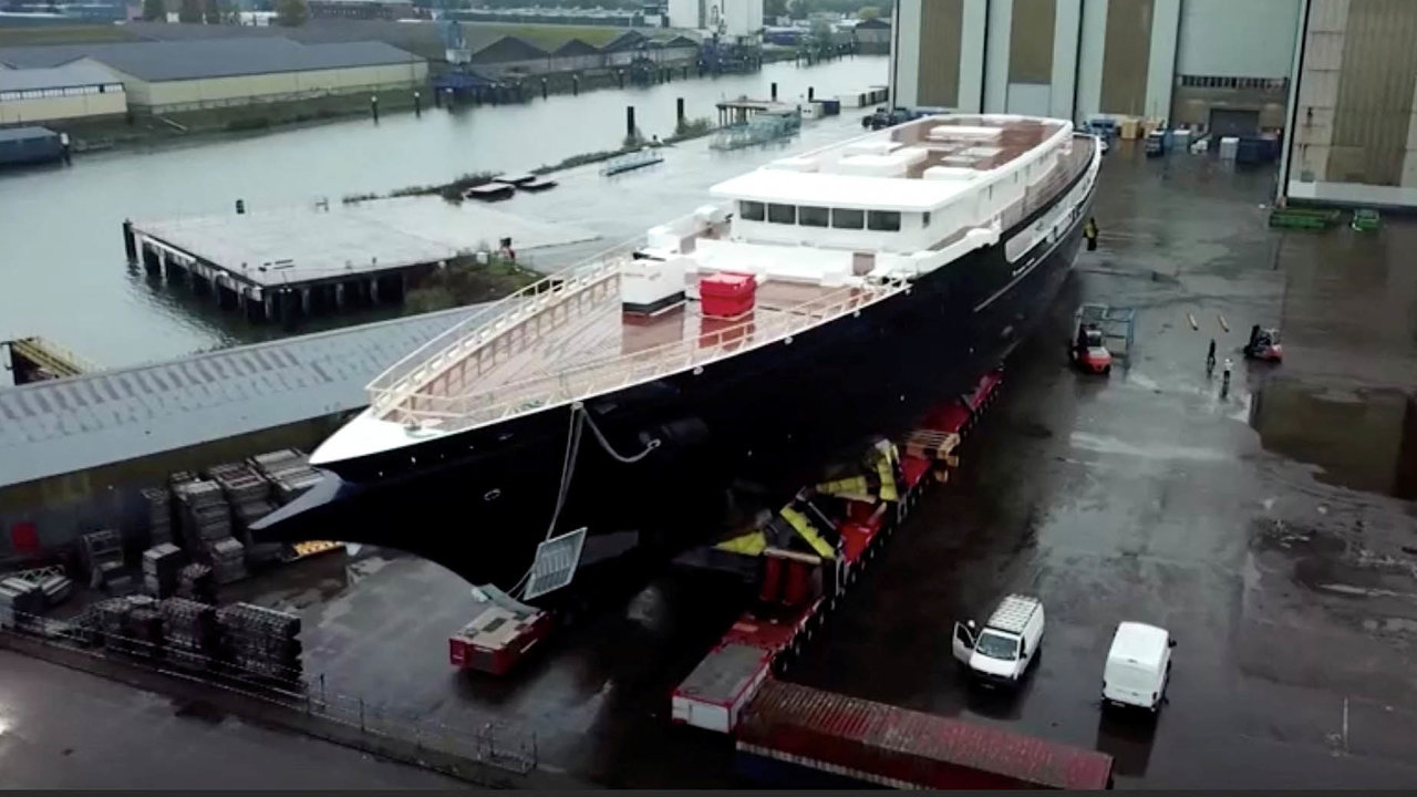 Jachtu Jeffa Bezose staví lodìnice v nizozemském Alblasserdamu poblíž Rotterdamu.