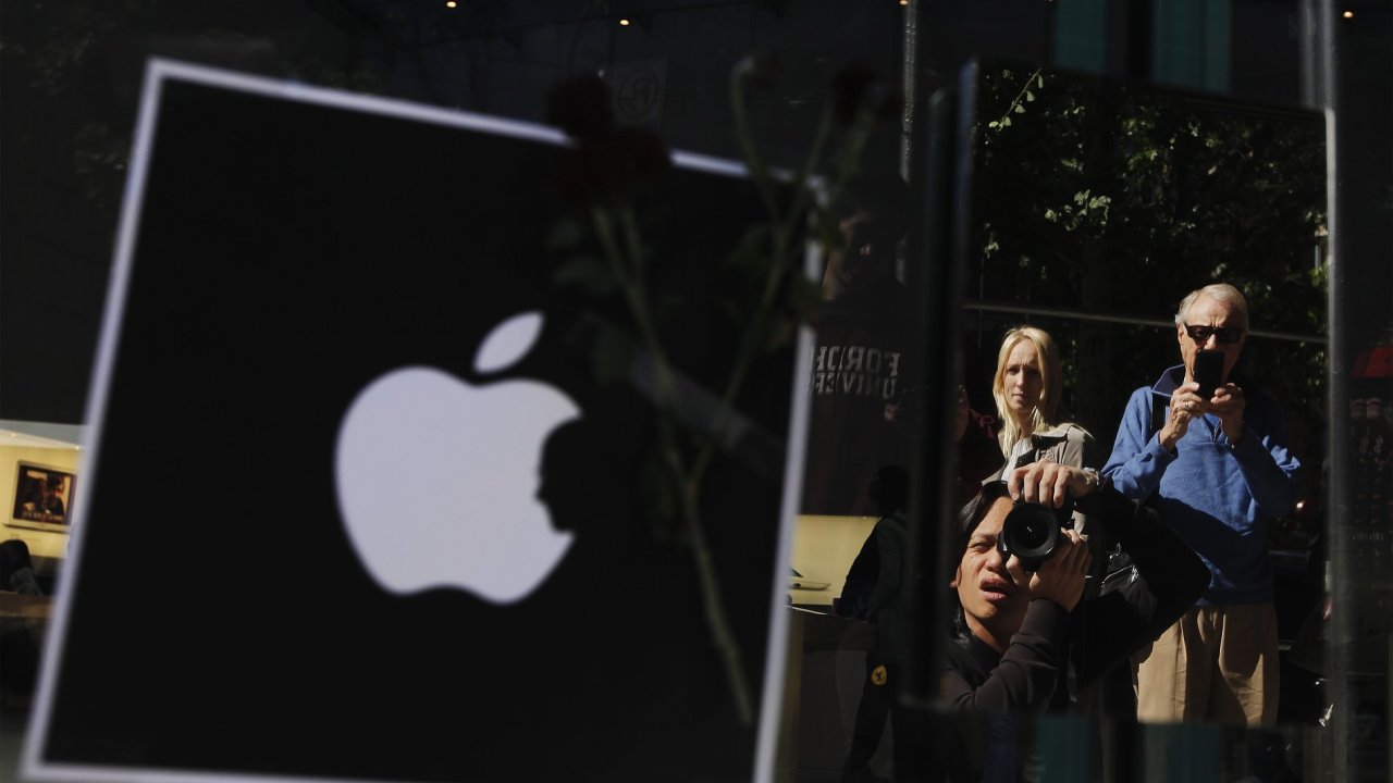 Kolemjdouc si fot malou pipomnku odchodu Steva Jobse na obchod Apple Store v New Yorku.