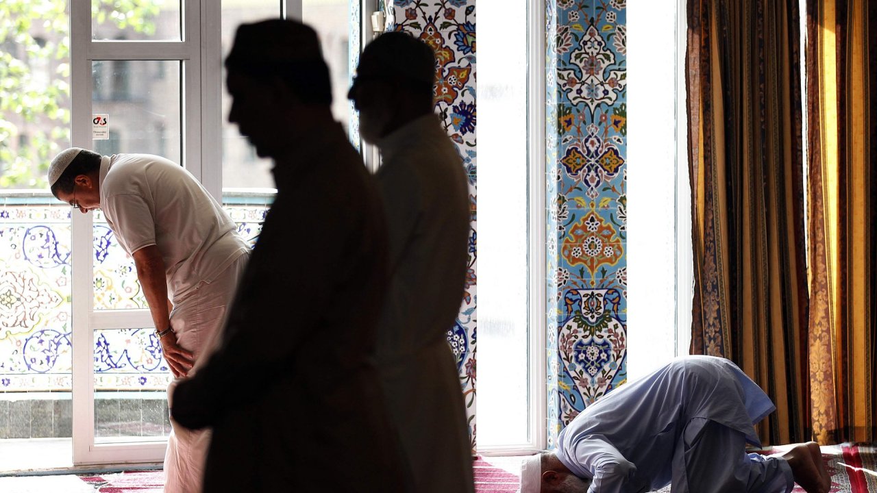 Norští muslimové se modlí v mešitě v Oslu