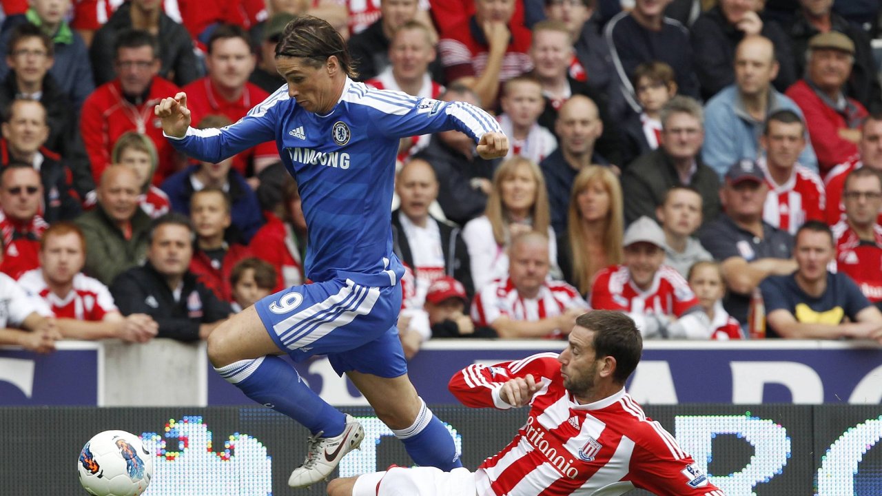 Fernando Torres z Chelsea ped Delapem ze Sunderlandu.