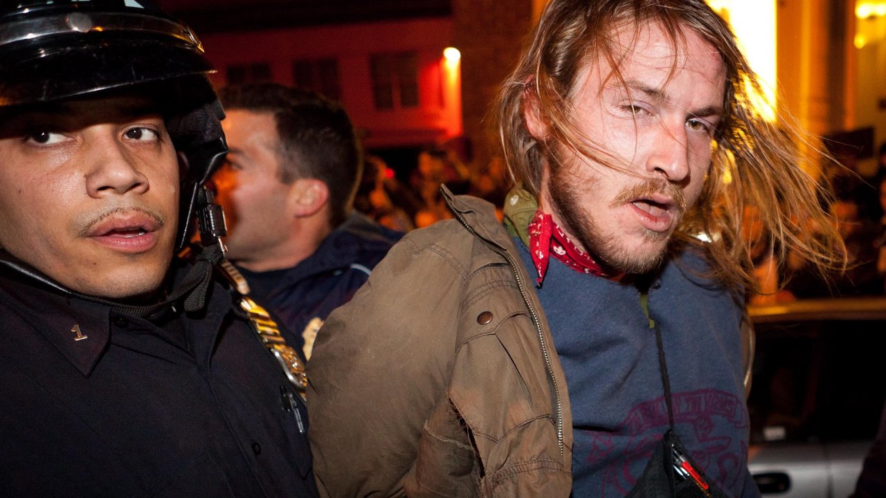 Policista zatk demonstranta v americkm Oaklandu