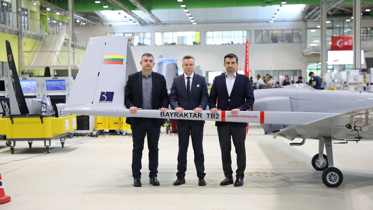 Nmstek litevskho ministra obrany Vilius Semaka pi pebrn tureckho dronu Bayraktar TB2.