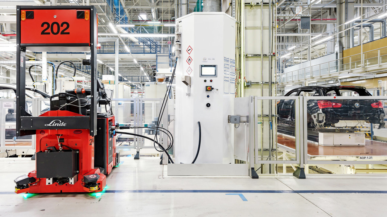 Znaèky sdružené v Kion Group již dávno využívají ttechnologie vodíku a palivových èlánkù. Na snímku vozíky Linde na vodíkový pohon v závodì BMW Group v Lipsku.