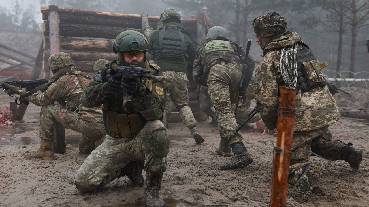 Ukrajinští vojáci bìhem výcviku na severu zemì.