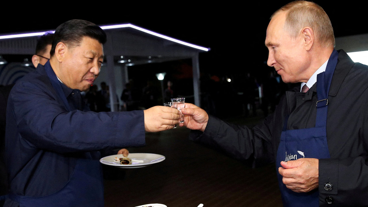Na vítìzství? Èínský prezident Si �in-pching s ruským kolegou Vladimirem Putinem.