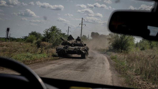 Rusové přeskupují síly a nasazují zálohy. Ukrajinci hlásí postup na jihu země
