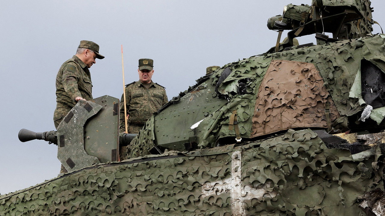 Rusové u ukoøistìného švédského pásového bojového vozidla CV90.