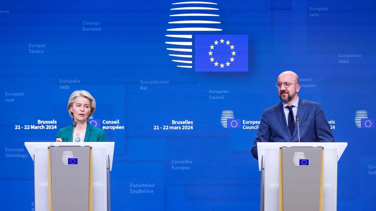 Pedsedkyn Evropsk komise Ursula von der Leyenov a f Evropsk rady Charles Michel na tiskov konferenci bhem bruselskho summitu unijnch ldr.