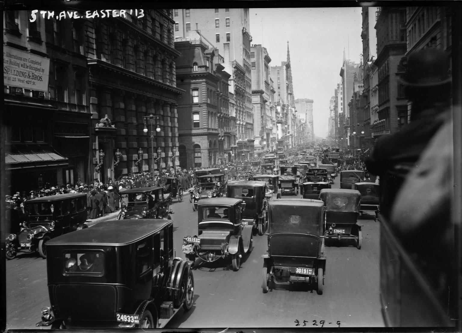 Pohled na Pátou Avenue z roku 1913. (Foto: Library of Congress) Pohled na Pátou Avenue z roku 1913.