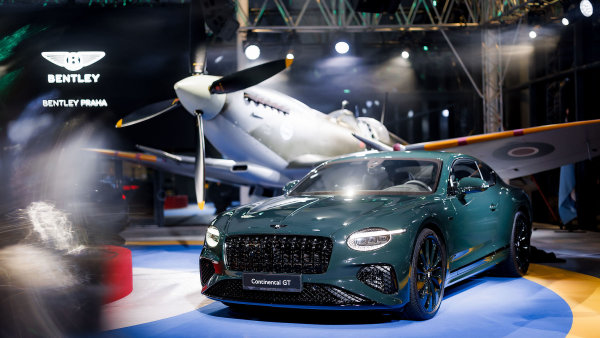 Čtyři perutě, čtyři vozy. Bentley vzdává hold československým pilotům RAF, největší boj byl o znaky