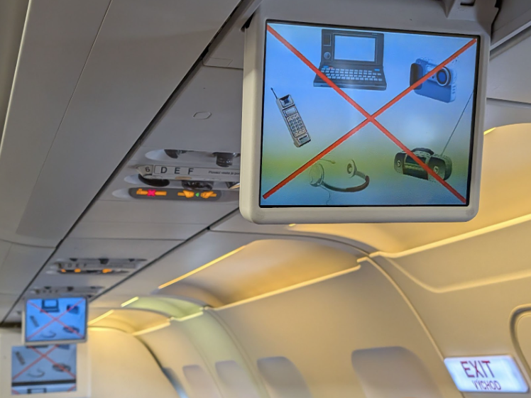 Trocha (nadbyte�n�) nostalgie na palub� arm�dn�ho Airbusu.