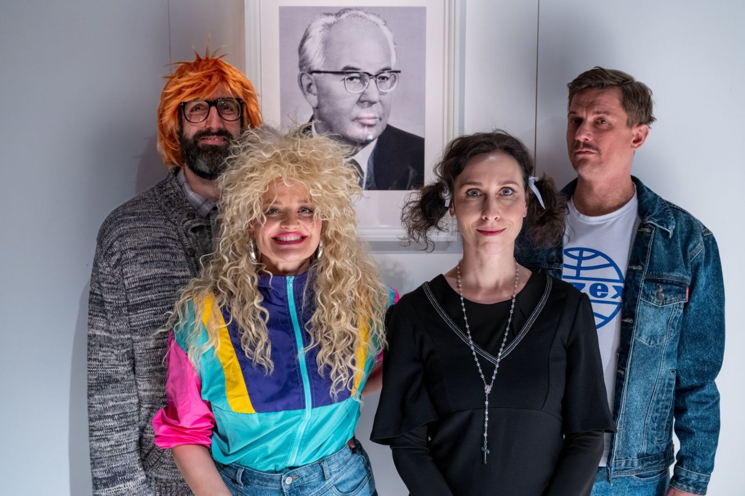 Z inscenace Hus�kovy d�ti Divadla Na Fidlova�ce. Na sn�mku zleva Petr Van�k, Erika St�rkov�, Eva Alner a Tom� M�ch��ek.