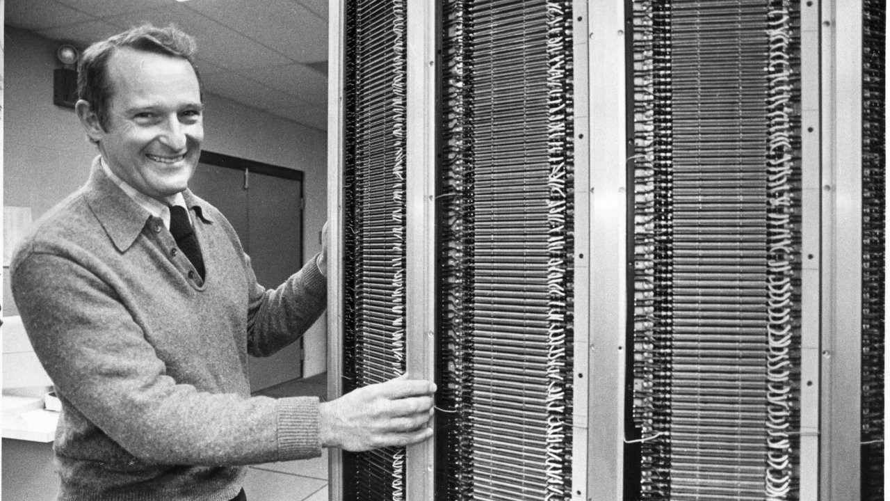 Seymour Cray se sv�m nejslavn�j��m d�lem. Superpo��ta� Cray-1 m�l tvar podkovy, co� umo�nilo zkr�tit kabely a zv��it tak takt procesoru.