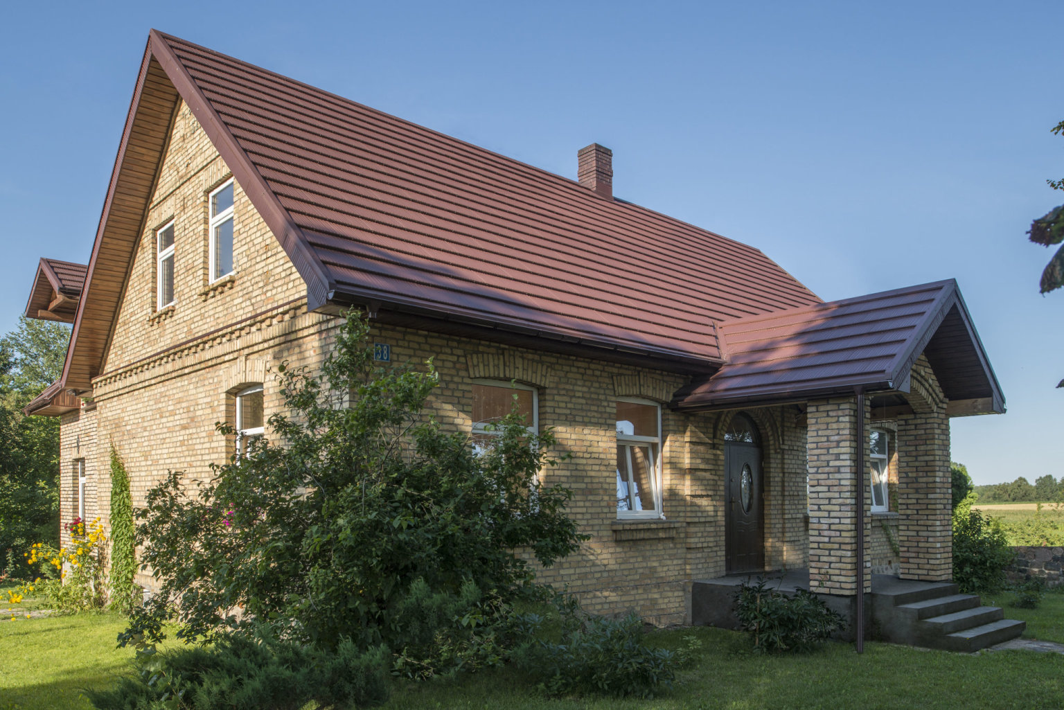 Lehké plechové krytiny SATJAM se vyrábí ve dvou závodech v ČR, takže zákazníci nejsou odkázáni na dlouhé dodací lhůty ze zahraničí. (Foto: Satjam) Lehké plechové krytiny SATJAM se vyrábí ve dvou závodech v ČR, takže...