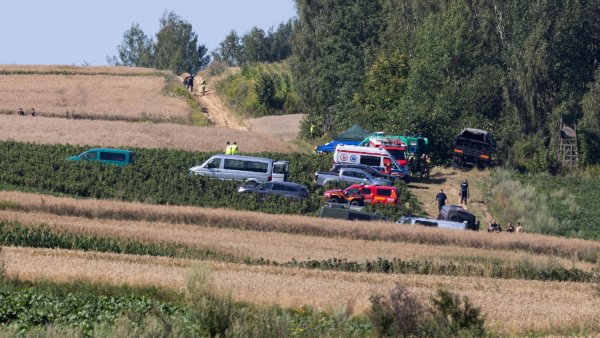 Ji�n� od Lublinu voj�ci objevili v poli asi deset metr� velk� kr�ter, kter�...