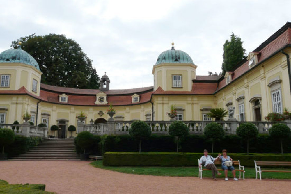 Buchlovice_09.jpg Zámek Buchlovice
Nedaleko Buchlovic stojí hrad Buchlov z 1. poloviny 13. století, který sloužil majitelům panství jako rezidence. Zámek s krásnou zahradou byl spíše místem odpočinku a zábavy.