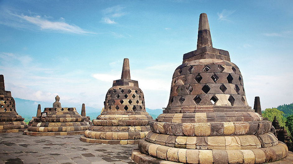 Borobudur je chrmov komplex v indonskm Magelangu na Stedn Jv.