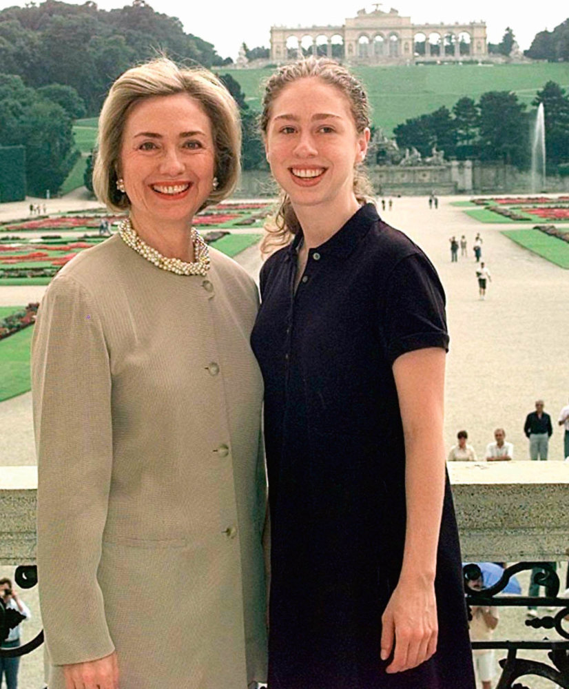 Hillary Clintonová, kandidátka na americkou prezidentku, 67 let, 1 dítě ve 32 letech Na druhém místě vlivných dam je kandidátka na americkou prezidentku Hillary Clintonová. Nekandiduje na tento post poprvé, před sedmi lety bývalou senátorku a ministryni zahraničí porazil v demokratických primárkách současný americký prezident Barack Obama. Asi jako málokterá žena dokázala, že se dá odpustit i nevěra, o které mluví celý svět. Jediná dcera Chelsea se jí narodila v roce 1980, tehdy bylo Hillary dvaatřicet. Chelsea pomáhá matce v nadcházejícím boji o Bílý dům, intenzivní volební kampaň spolu vedou například na sociálních sítích.