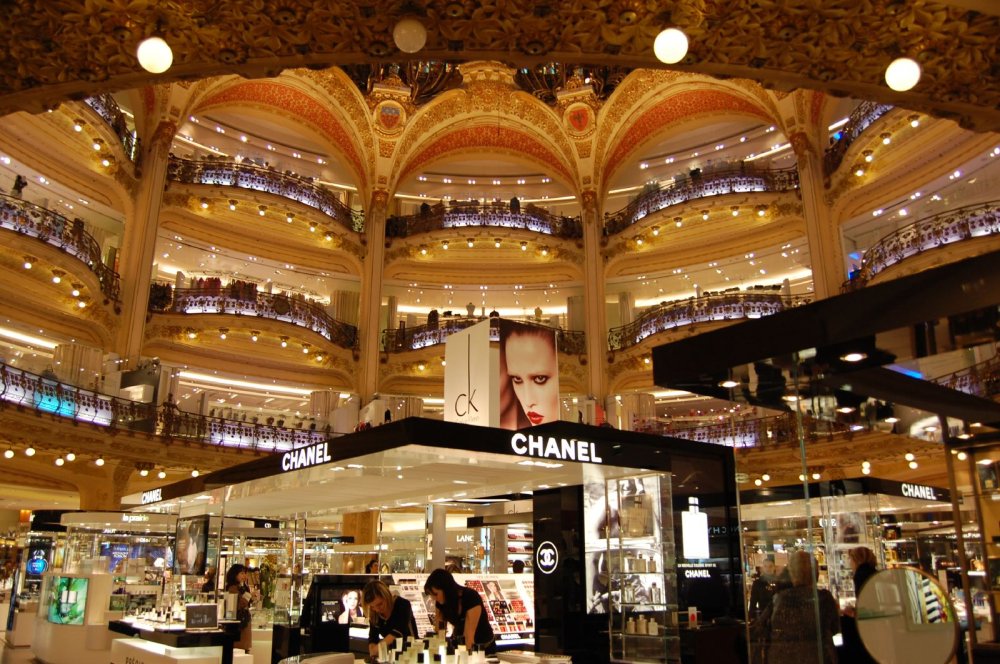 Galerie Lafayette V současnosti jsou Galeries Lafayette po celém světě, včetně Berlína, či Beijingu, kde poprvé otevřeli veřejnosti v roce 2014. Vyjímkou nejsou ani Spojené státy, kde obchodní centrum sídlí od roku 1991 v Trump Tower.