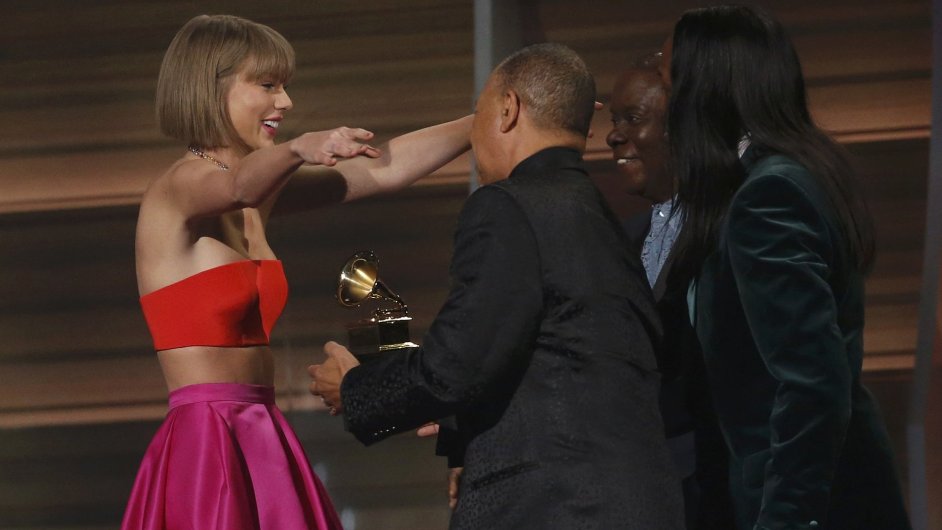 Taylor Swiftov pebr cenu za album roku.