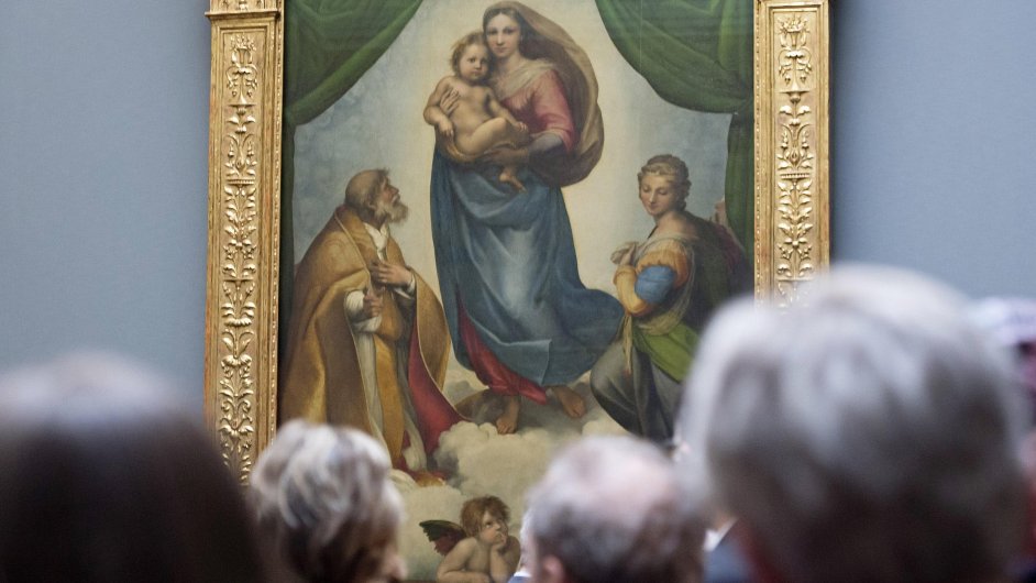 Na snmku z nov prezentace Obrazrny starch mistr v Dranech je Rafaelova Sixtinsk madona.