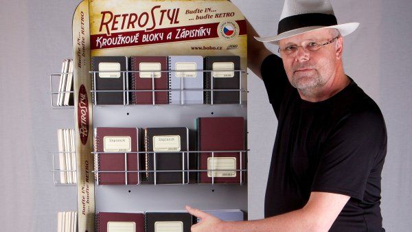 Bubeník Žentouru podniká v papírenském byznysu. Bubeník Žentouru podniká v papírenském byznysu.