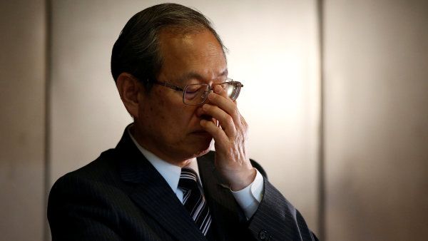 &Scaron;&eacute;f Toshiby Sato&scaron;i Cunakava se s tradi�n&iacute; japonskou &uacute;klonou omlouval akcion&aacute;��m. Koncern zas&aacute;hly pot&iacute;�e jadern&eacute; divize Westinghouse.