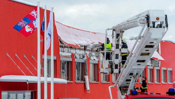 Statici vypracuj&iacute; posudek, kter&yacute; zjist&iacute;, zda st�echu nov&eacute; haly skute�n� prolomil sn&iacute;h