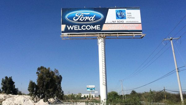 Trump tla�&iacute; na automobilky, aby vyr&aacute;b�ly v USA, a ne v cizin�. Na sn&iacute;mku billboard v&iacute;taj&iacute;c&iacute; firmu Ford v mexick&eacute;m st&aacute;t� San Luis Potos&iacute;