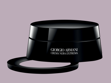 Oční krém řady Crema Nera Extrema od značky Giorgio Armani Beauty je obohacen o výtažky z rostliny Myrothamnus flabellifolia. Na pleti se lehký balzám mění v olej a okamžitě se vstřebává.