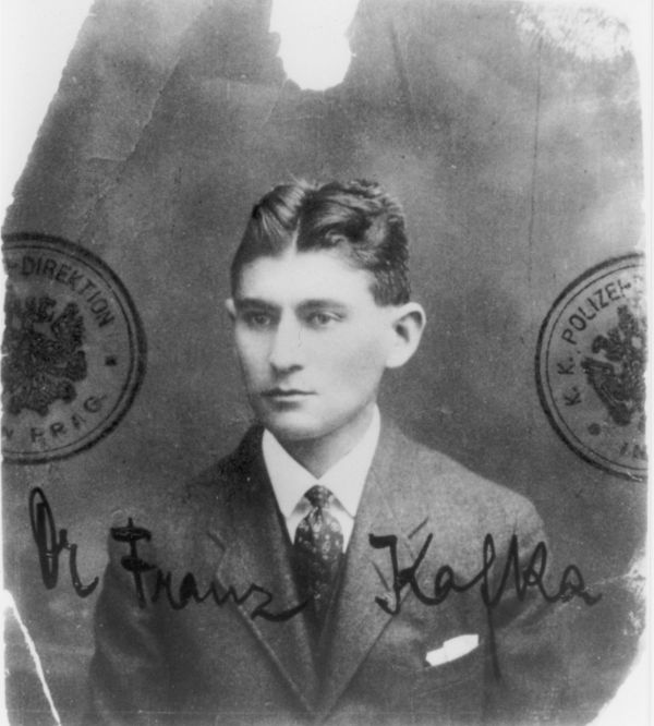 Zhruba dvaat�icetilet&yacute; Franz Kafka je na pasov&eacute; fotografii z let 1915 �i 1916.
