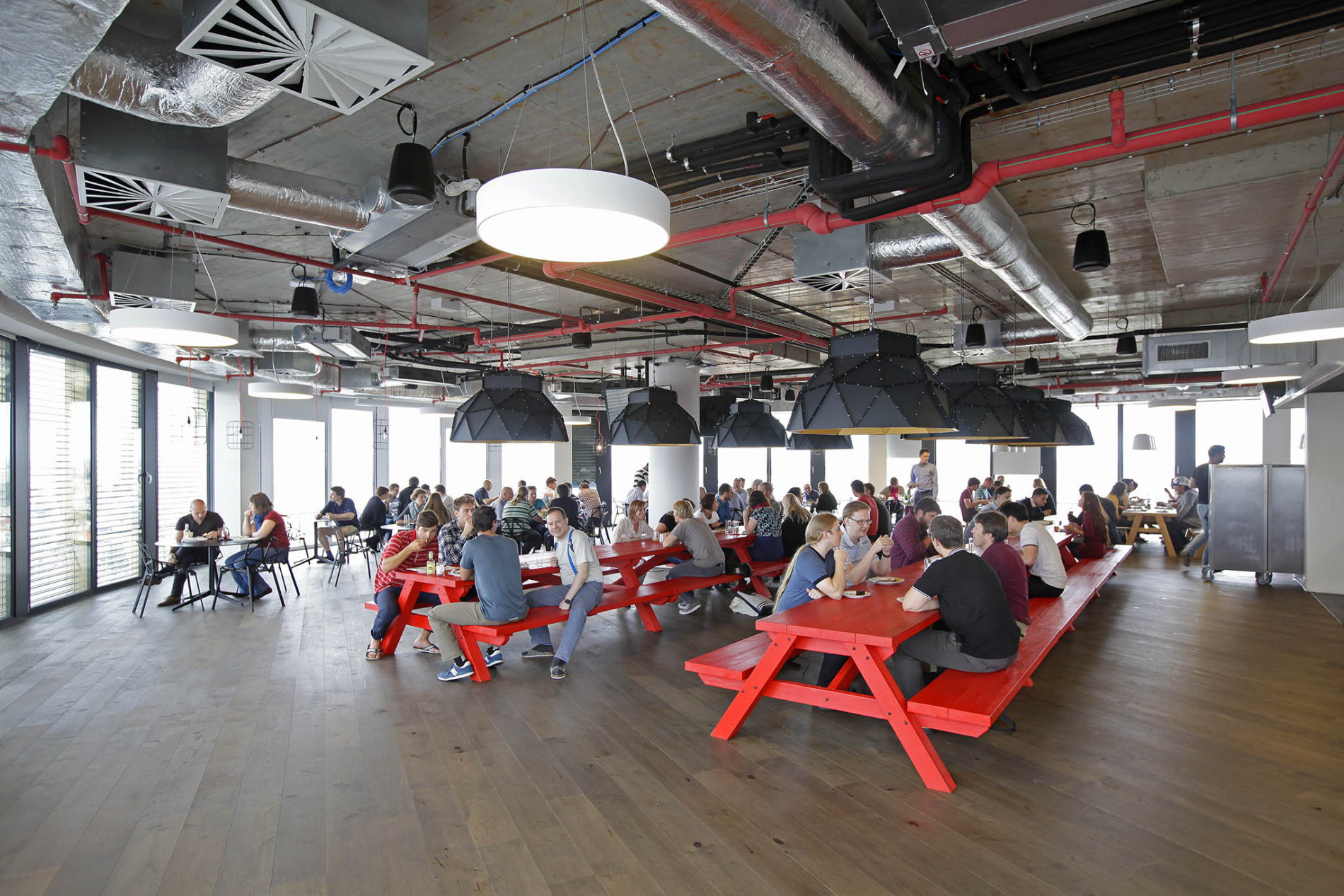 Firemní restaurace Avast Software (vpravo) zlepšuje komunikaci mezi zaměstnanci. (Foto: HN – Libor Fojtík) jarvis_5984bc03498e27acf5e072bc.jpeg