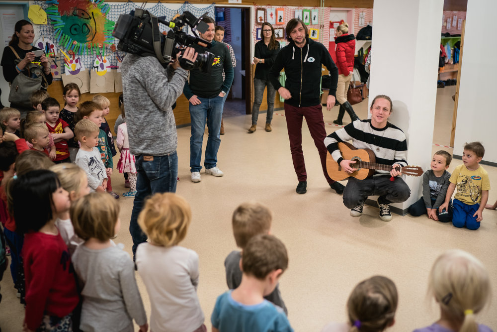 ZŠ a MŠ generála Františka Fajtla, Praha 18 - Paní učitelka se staršími dětmi vymyslela program pro ty menší.